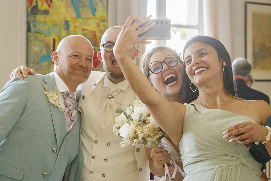 Photographe de mariage en ile de France. Les mariés et leurs invités qui se photographient.