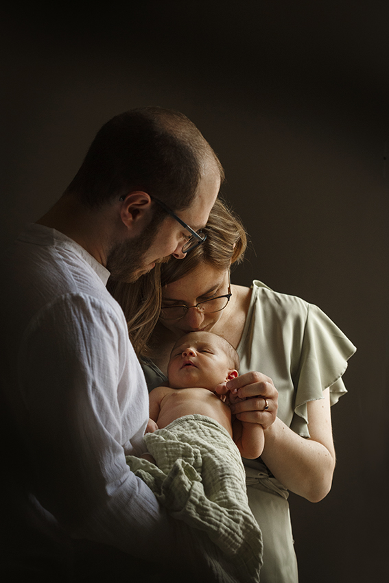 pour les futurs et jeunes parents. Je conçois des photographies naturelles et sensibles, depuis l’attente de votre enfant jusqu’à ses premiers jours.