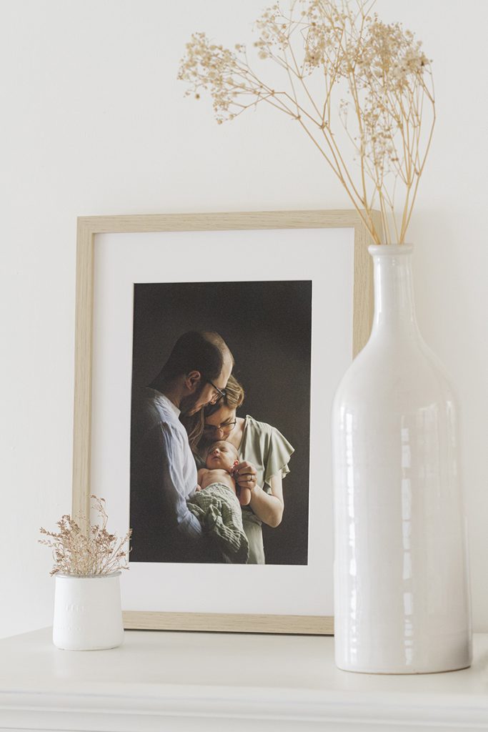 Tirage photographie sur papier d'art encadré dans un cadre en bois clair pour faire vivre vos photographies dans votre intérieur.
