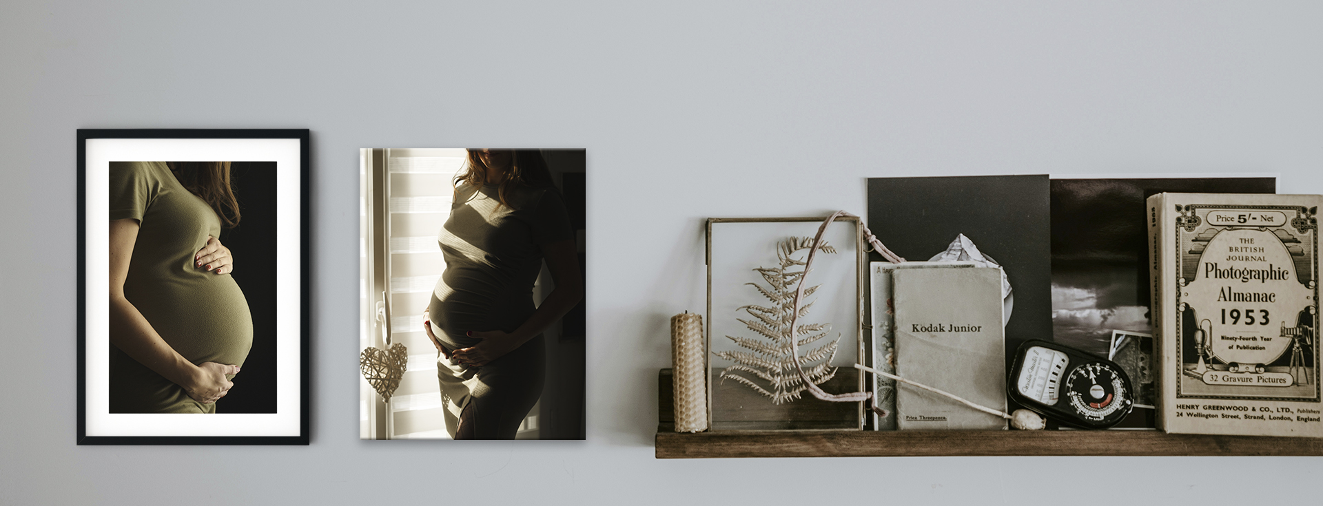Deux tirages photographiques, l’un sur Dibond et l’autre encadré, exposés dans un intérieur au charme vintage avec une étagère ancienne et des objets décoratifs.