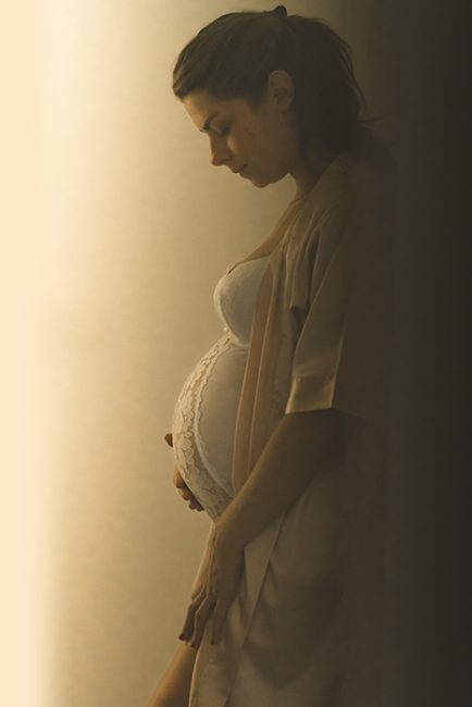 une séance cocooning de photographies de grossesse réalisée Chrystelle Raso photographe à Coulommiers en seine et marne.